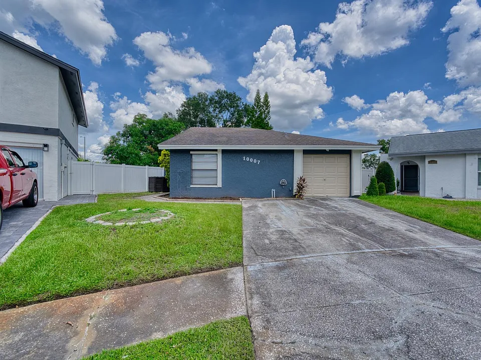 10007 Oakengate Pl