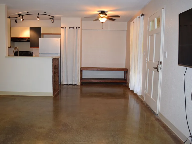 140 Uwapo Rd #1-104 — Photo 2