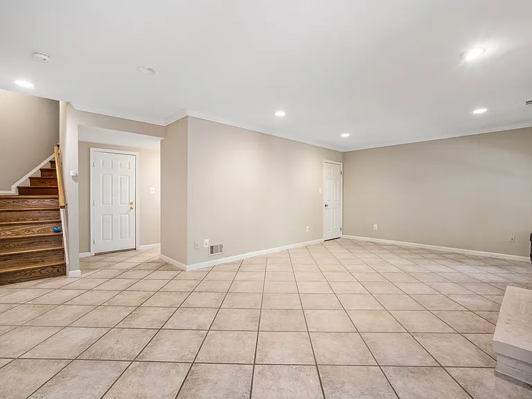 10186 Castlewood Ln — Photo 29