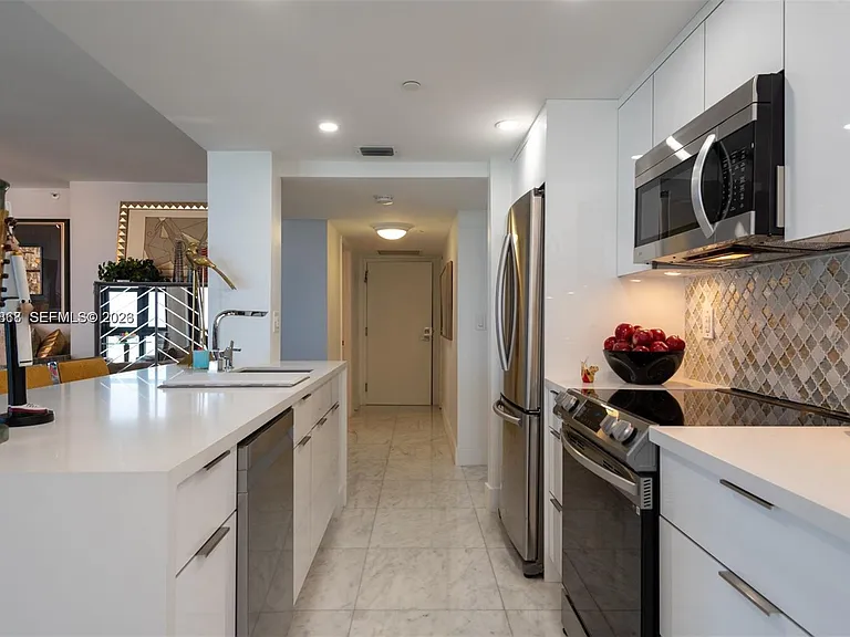 2555 Collins Ave #1400 — Photo 10
