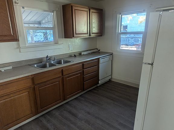 4th image of 138 Donner Ave