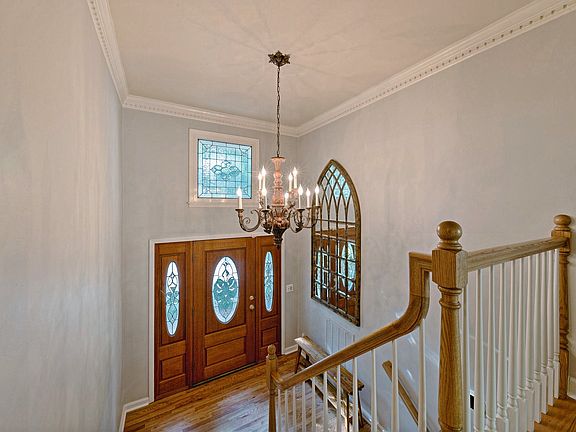 4th image of 925 Green Valley Dr