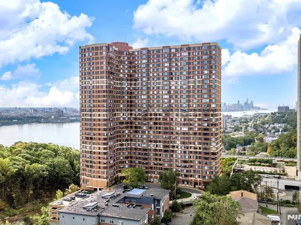 100 Old Palisade Rd APT 906, Fort Lee, NJ 07024
