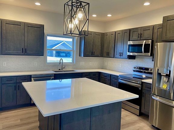 4th image of 827 Meadow St