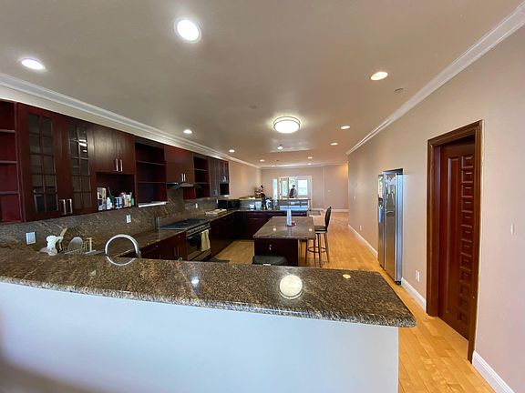 5th image of 299 Oakridge Dr