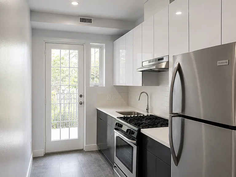 650 Kosciuszko St #3B — Photo 12