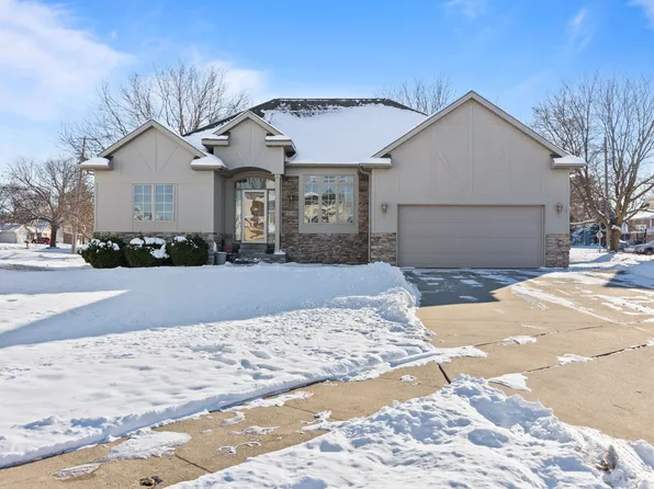 7606 Oakwood Dr, Urbandale, IA 50322
