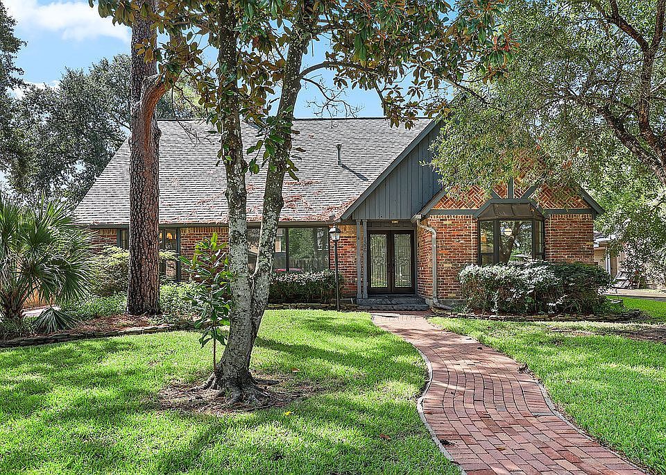 Welcome to 1326 Saxony Ln!