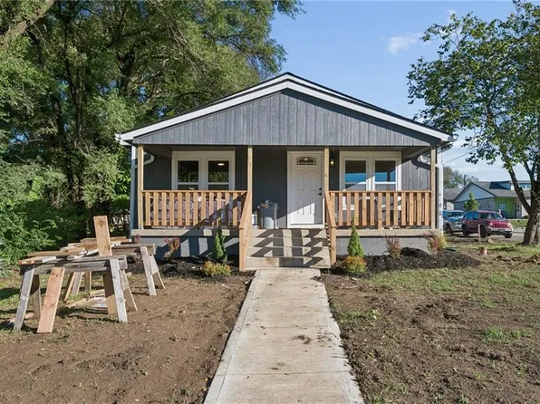 139 E 3rd St, Tonganoxie, KS 66086