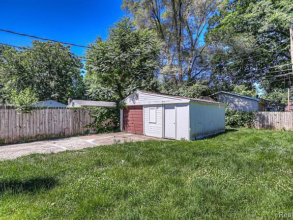 4th image of 27417 Osmun Ave