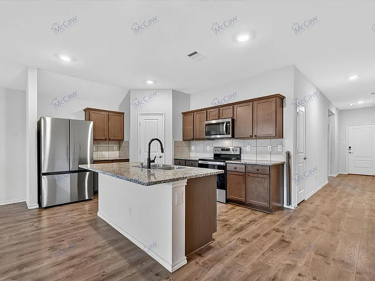 800 Windmill St — Photo 2