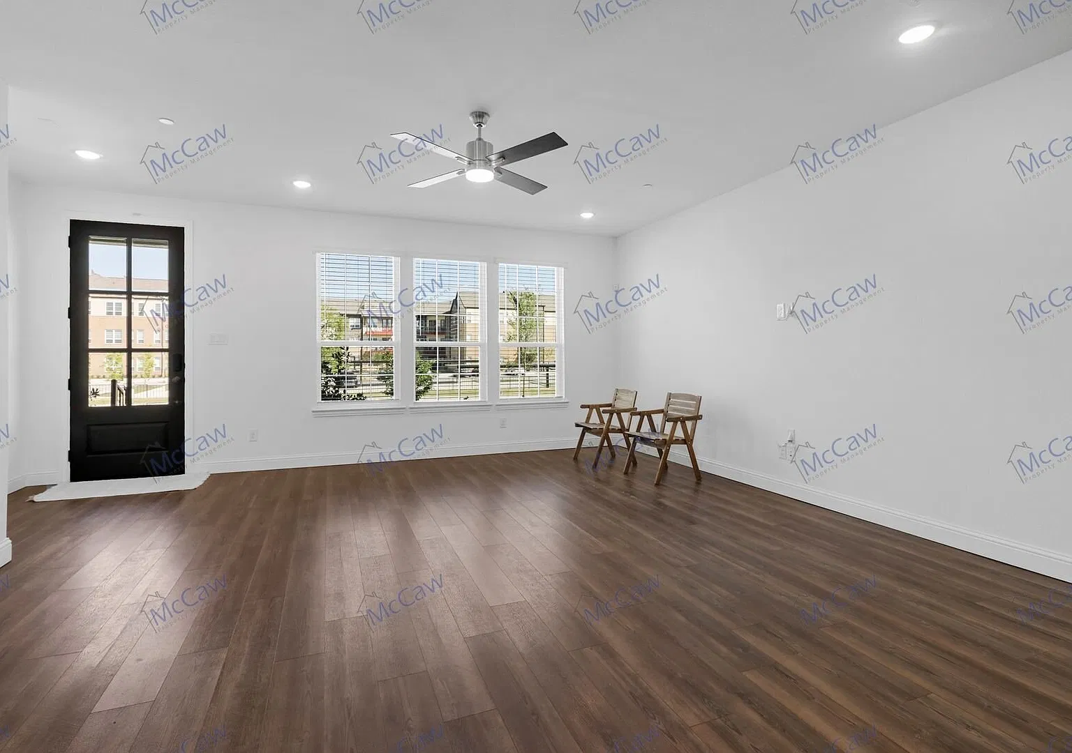 Beautiful 3/2.5 Townhouse in Frisco! — Photo 4