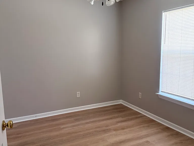 98 Stewart Pl — Photo 2