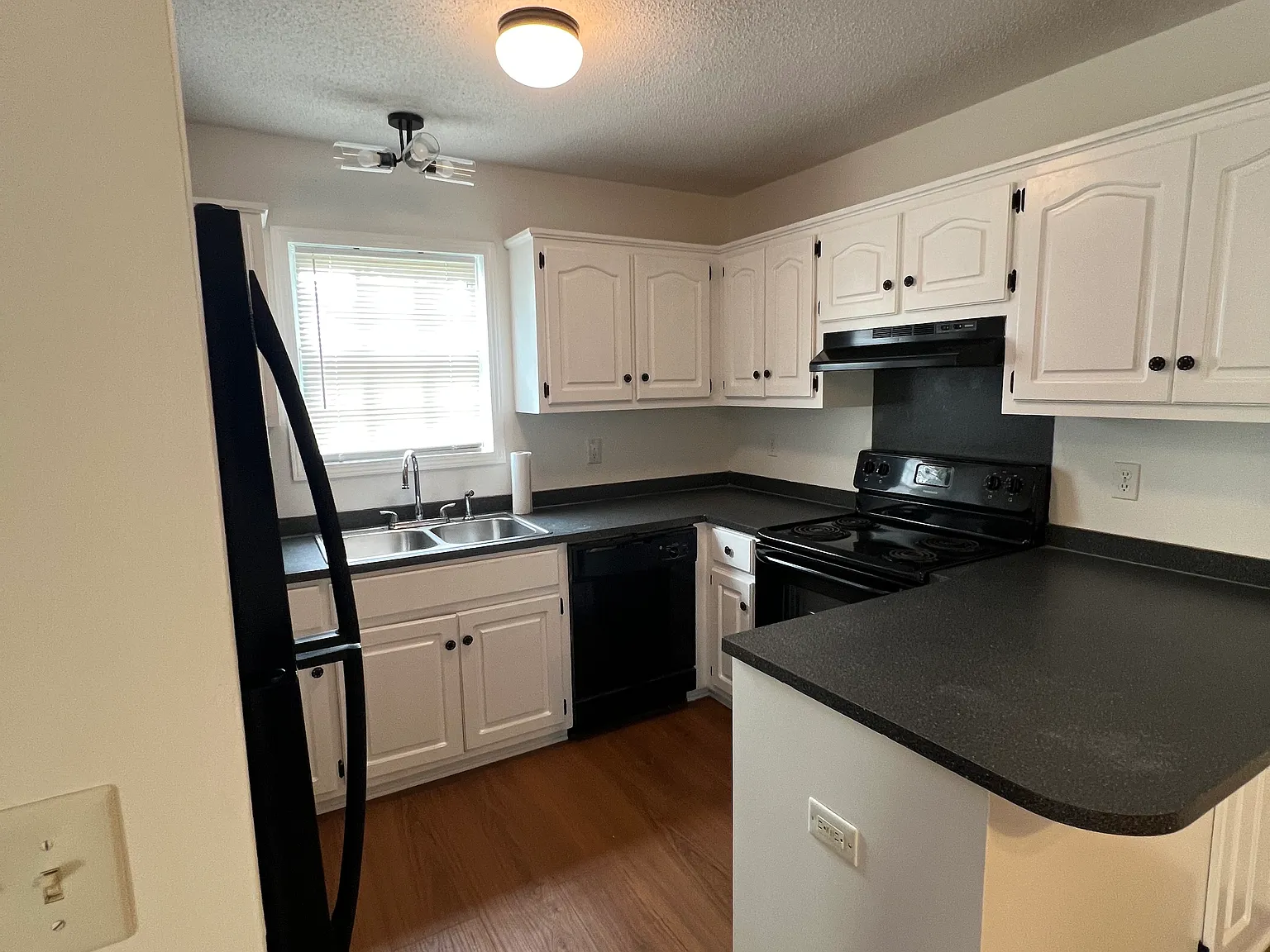 3 bed, 1270 sqft, $2,000 — Photo 4