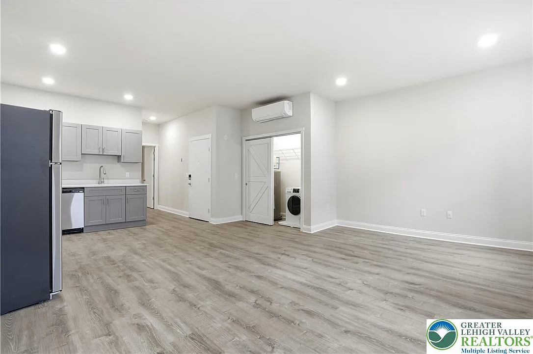 1 bed, 1.0 bath, 650 sqft, $1,550 — Photo 2
