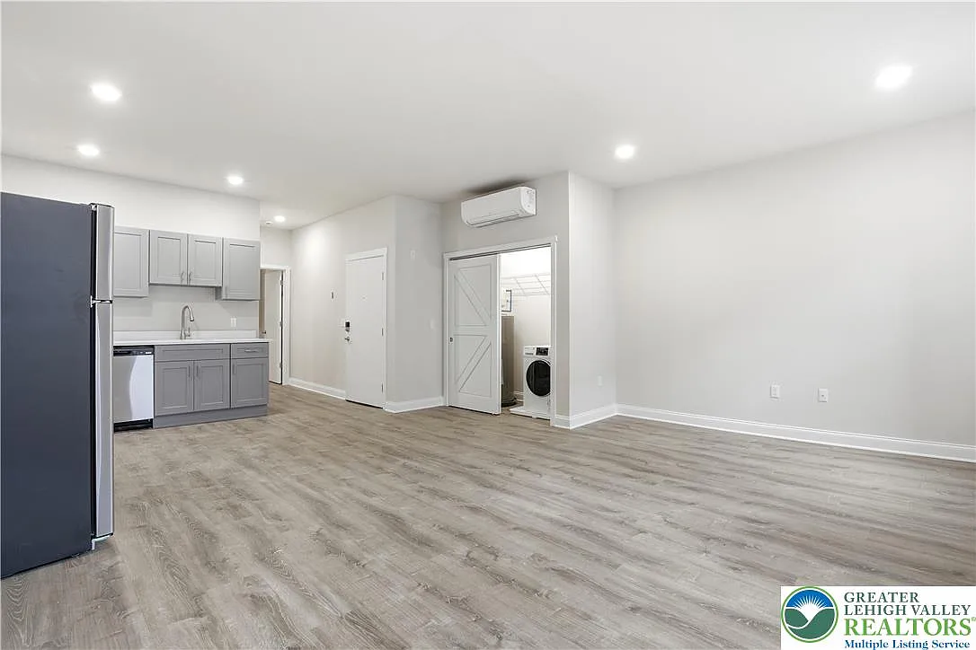 Building Photo - 109 S Centre St #7