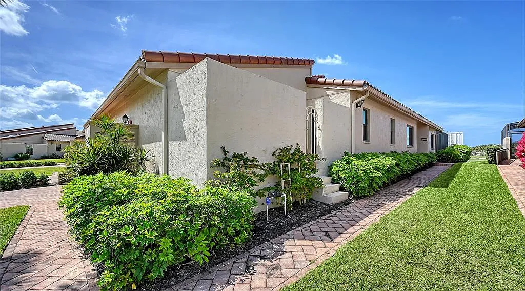 3 bed, 2.5 bath, 2396 sqft, $12,000 — Photo 4