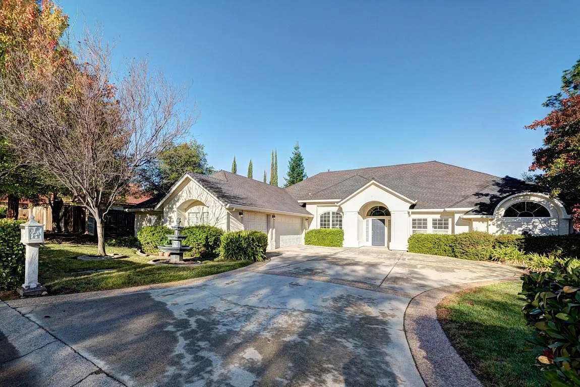 680 Royal Oaks Dr photo 1
