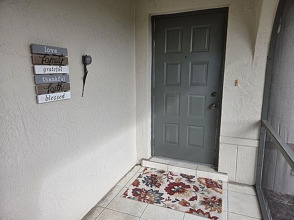 4th image of 835 SW 52nd St