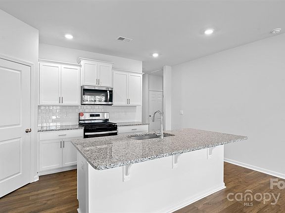 5th image of 615 Country Oak Dr