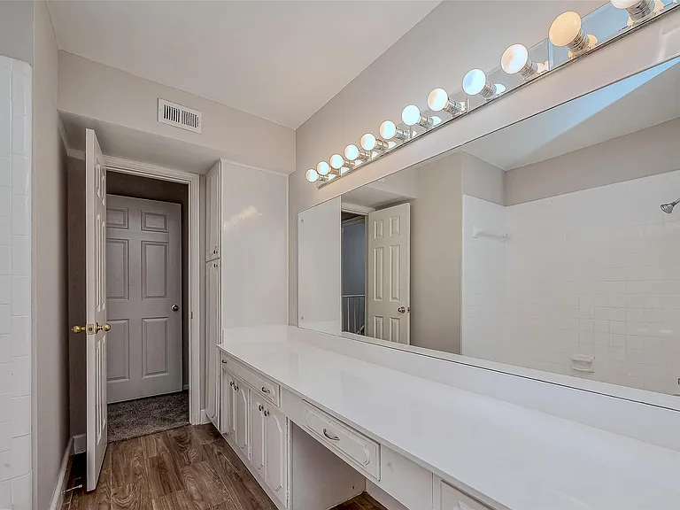 432 N Post Oak Ln — Photo 22