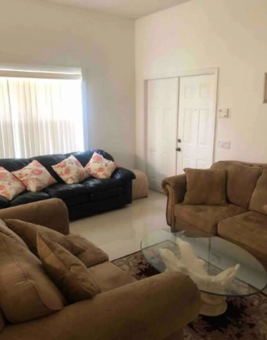 3 bed, 2.0 bath, 1639 sqft, $3,900 — Photo 4