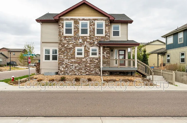 1303 S Oak Ct — Photo 2