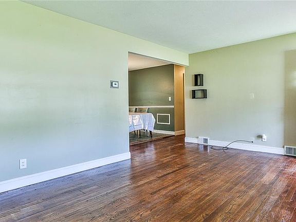 4th image of 261 Bexley Dr