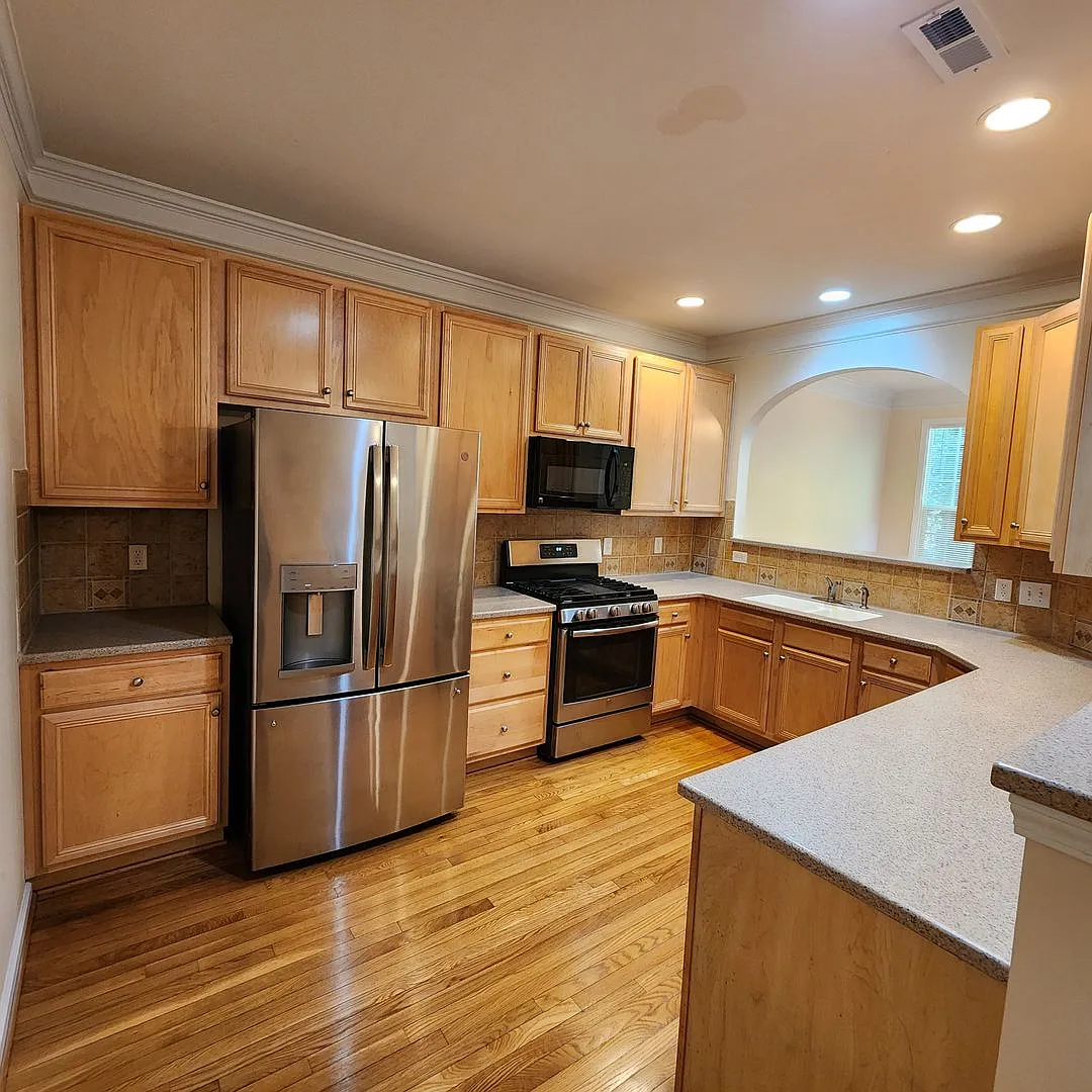 Spacious Townhome for Rent — Photo 2