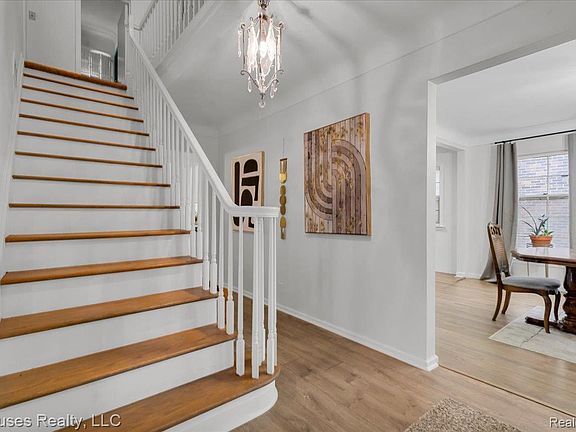 5th image of 18092 Muirland St