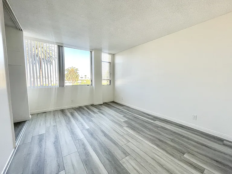 Occidental Towers Apartments — Photo 172