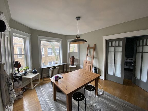 2nd image of 921 W Cornelia Ave #3B