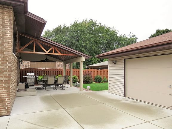3rd image of 6320 W 92nd Pl