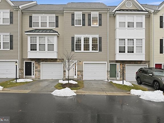 2nd image of 22987 Fontwell Sq