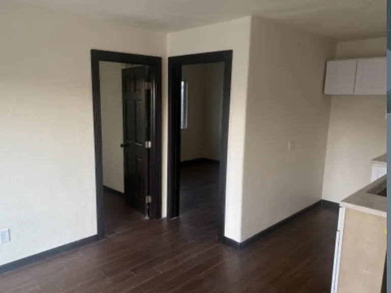 12802 Woodley Ave — Photo 5