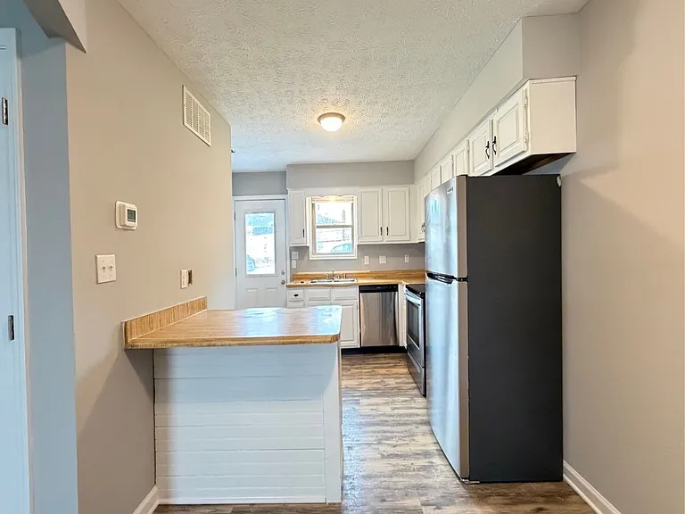 421 Garden City Dr — Photo 6
