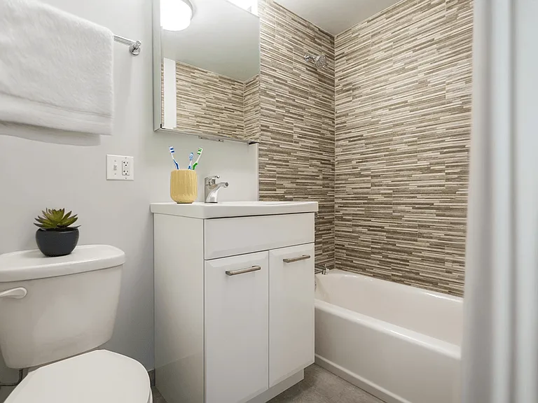 Kenmore Place - 6119 N Kenmore Ave — Photo 6