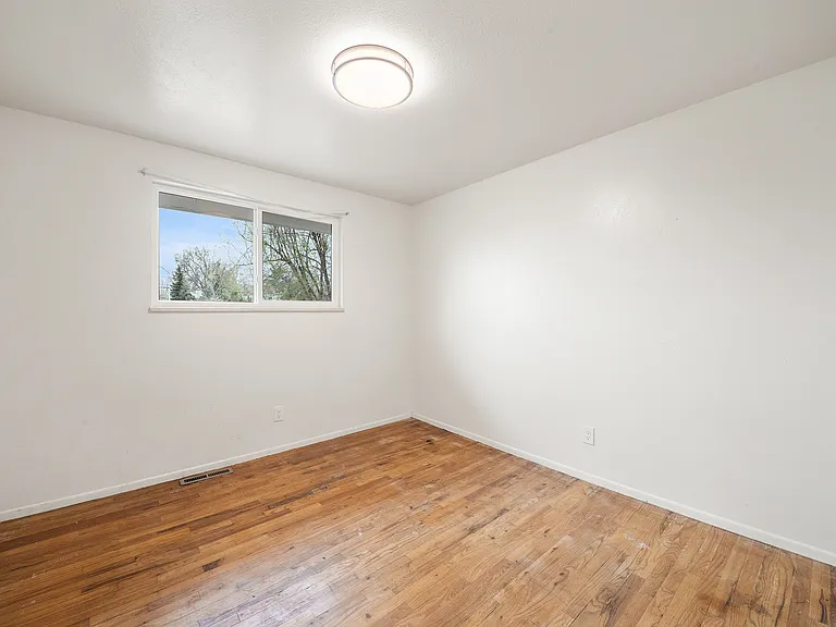 1070 S Coffman St — Photo 7