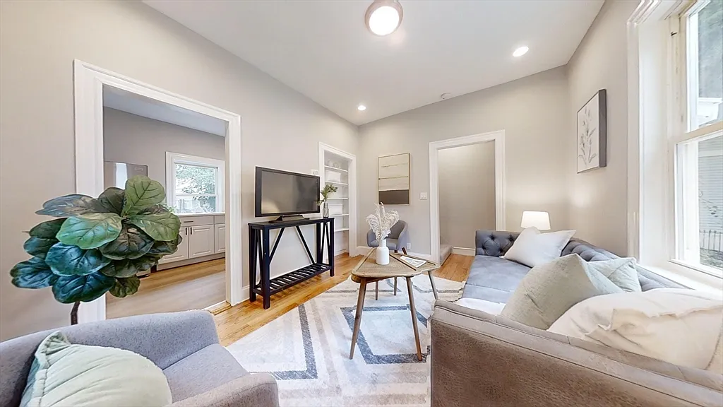 2 bed, 1.0 bath, 640 sqft, $3,155 — Photo 2