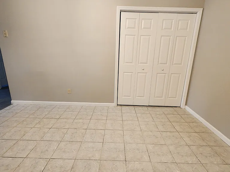978 N Franklin Ave — Photo 5
