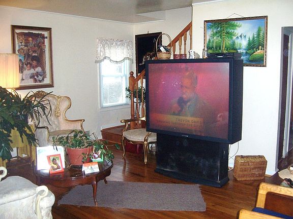 4th image of 102 Wellington St