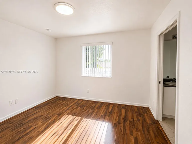 324 NE 3rd St #C — Photo 8
