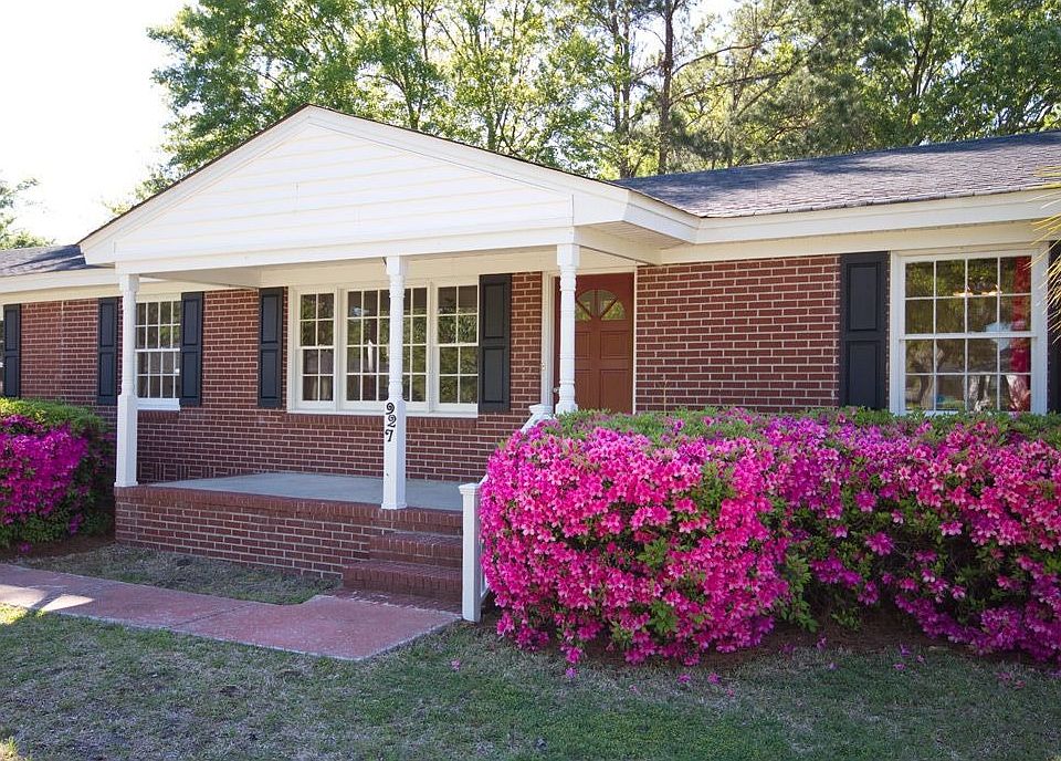 Lg front porch for rocking
