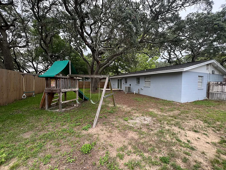 51 Junior Dr — Photo 2