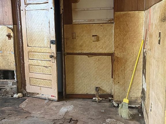 5th image of 5093 Garland St