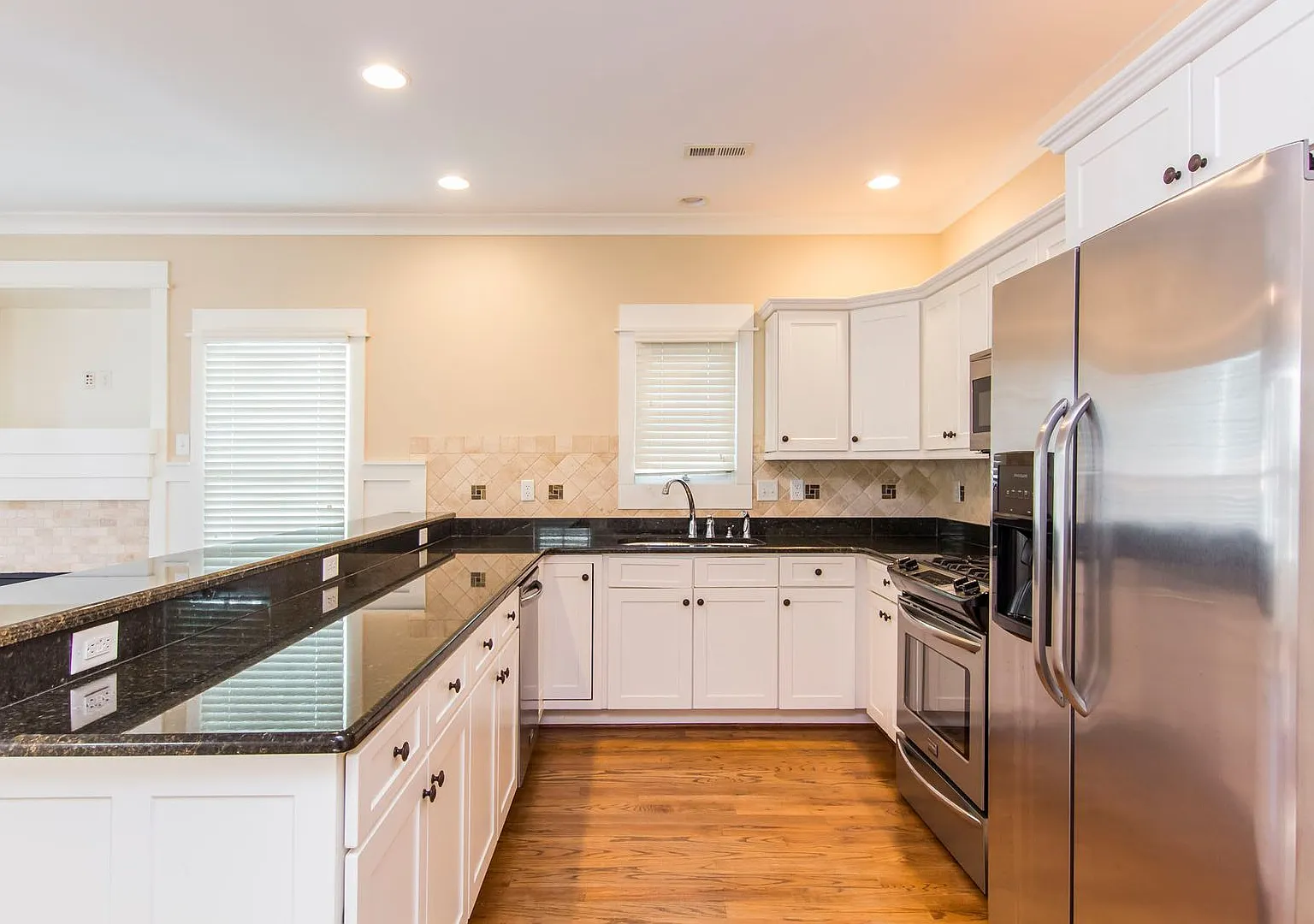 Introducing Your Dream Home in Norfolk: Elegant 3-Bedroom, 2.5-Bath Haven on 2 Floors — Photo 3