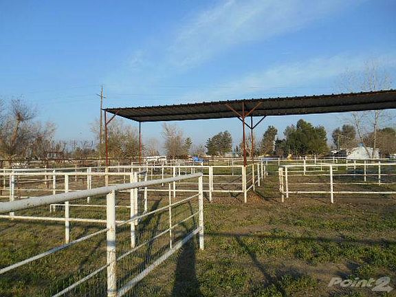 Great Property with 5-Stalls