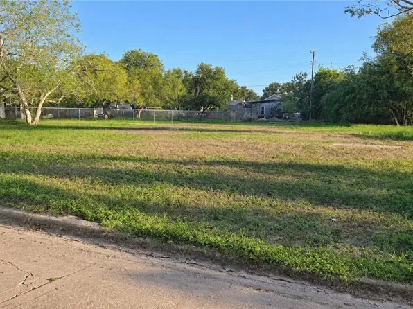 221 E Doddridge Ave, Kingsville, TX 78363
