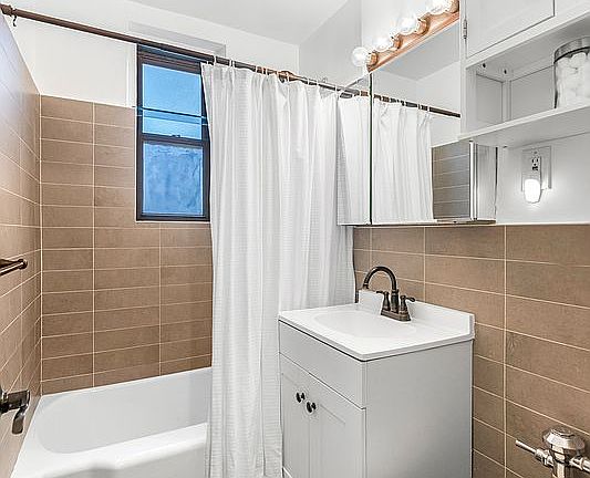 5th image of 2140 Knapp St #1G