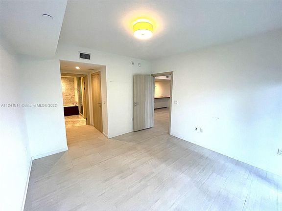 5th image of 1000 Brickell Plz #3607